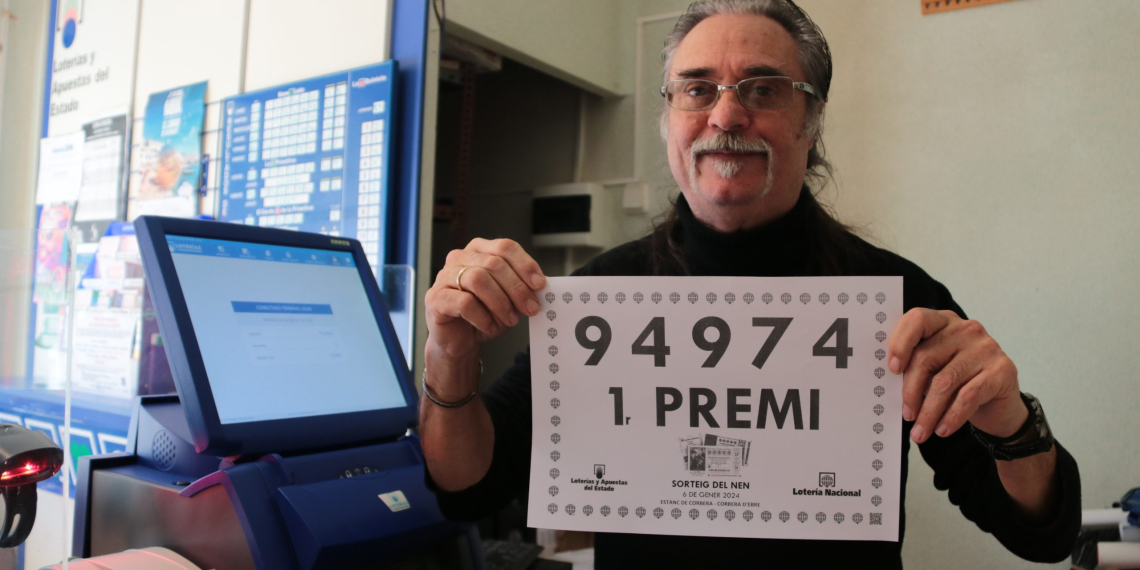 L’alegria de repartir un primer premi del sorteig de Reis es queda a casa en una administració de Corbera d’Ebre