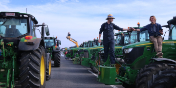 Els pagesos ebrencs marxen cap a Barcelona aquest dimecres després de fer nit a l’AP-7