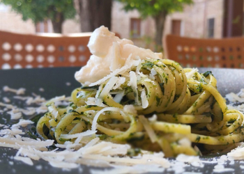 Tallarins al pesto amb crema agra