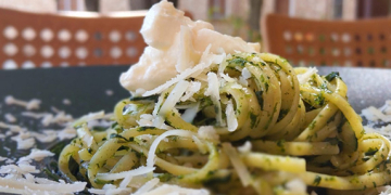 Tallarins al pesto amb crema agra