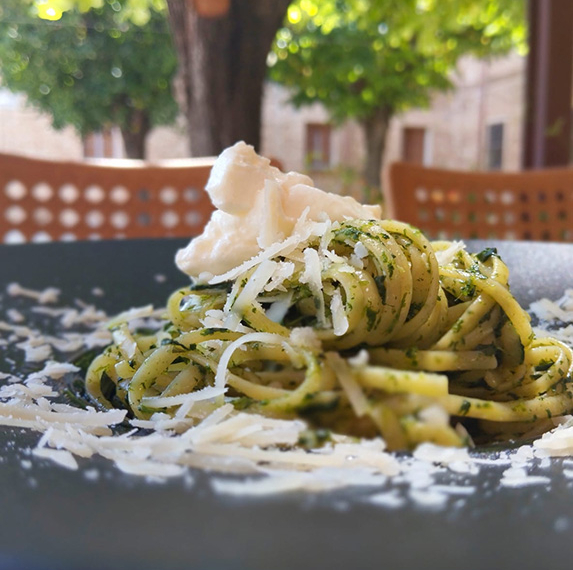 Tallarins al pesto amb crema agra
