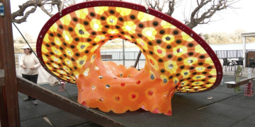 L’artista Anaisa Franco instal·la un gran ull a la façana fluvial d’Amposta