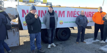 Els pagesos aixequen el tall a l’accés del port de Tarragona