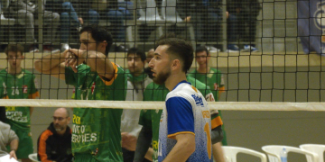 El Club voleibol Roquetes fa un pas avant cap a la permanència