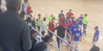 Trifulca multitudinària en el partit de futbol sala entre el Móra la Nova i el Futsal Tortosa