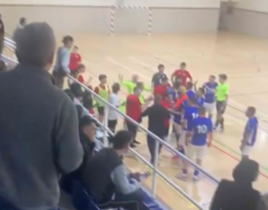 Trifulca multitudinària en el partit de futbol sala entre el Móra la Nova i el Futsal Tortosa