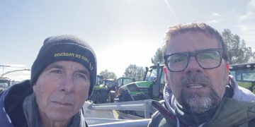 Una cinquantena de pagesos ebrencs se sumen a la concentració que bloqueja els passos fronterers