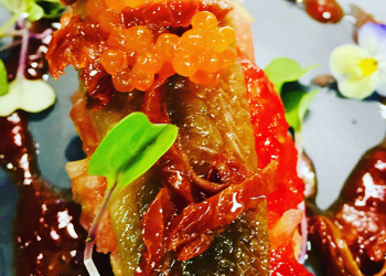 Sardina fumada amb melmelada de pebre roig i caviar de salmó