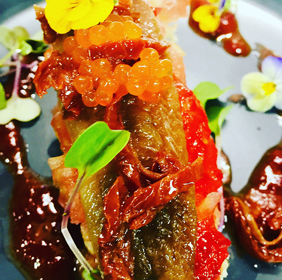 Sardina fumada amb melmelada de pebre roig i caviar de salmó