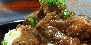 Carn guisada al vi negre amb Parmentier