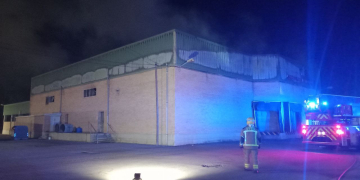 Extingit l’incendi en una nau de l’escorxador de Tortosa