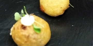 Bomba de iuca amb carn i maonesa