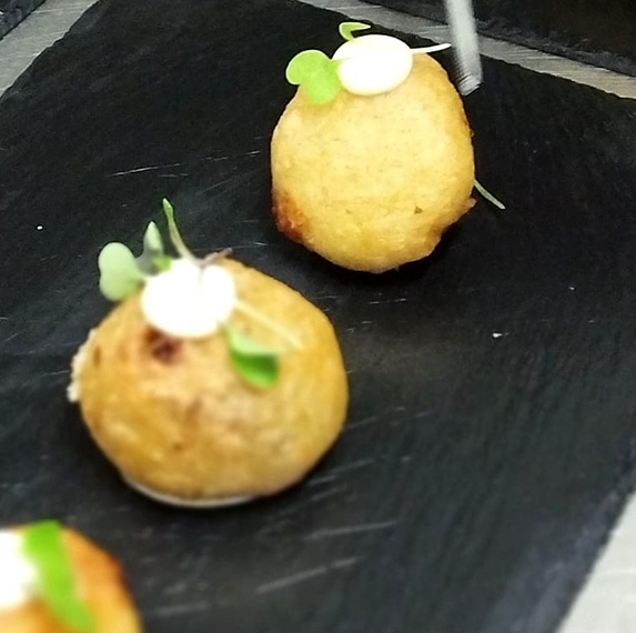 Bomba de iuca amb carn i maonesa