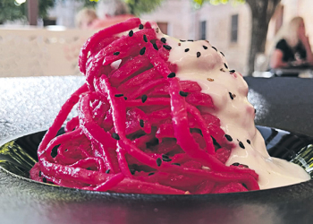 Tallarines amb remolatxa i formatge blau