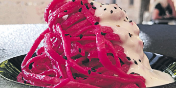 Tallarines amb remolatxa i formatge blau