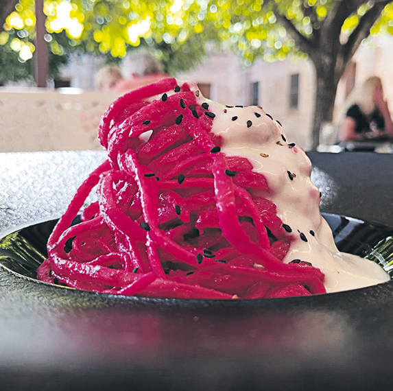 Tallarines amb remolatxa i formatge blau