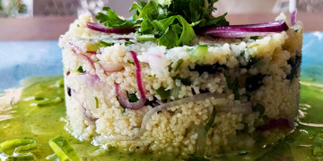 Amanida de cuscús amb vinagreta de coriandre i alfàbrega