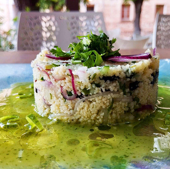 Amanida de cuscús amb vinagreta de coriandre i alfàbrega