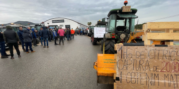 Agricultors de les Terres de l’Ebre i el Baix Maestrat bloquegen l’N-340 per protestar contra la competència deslleial