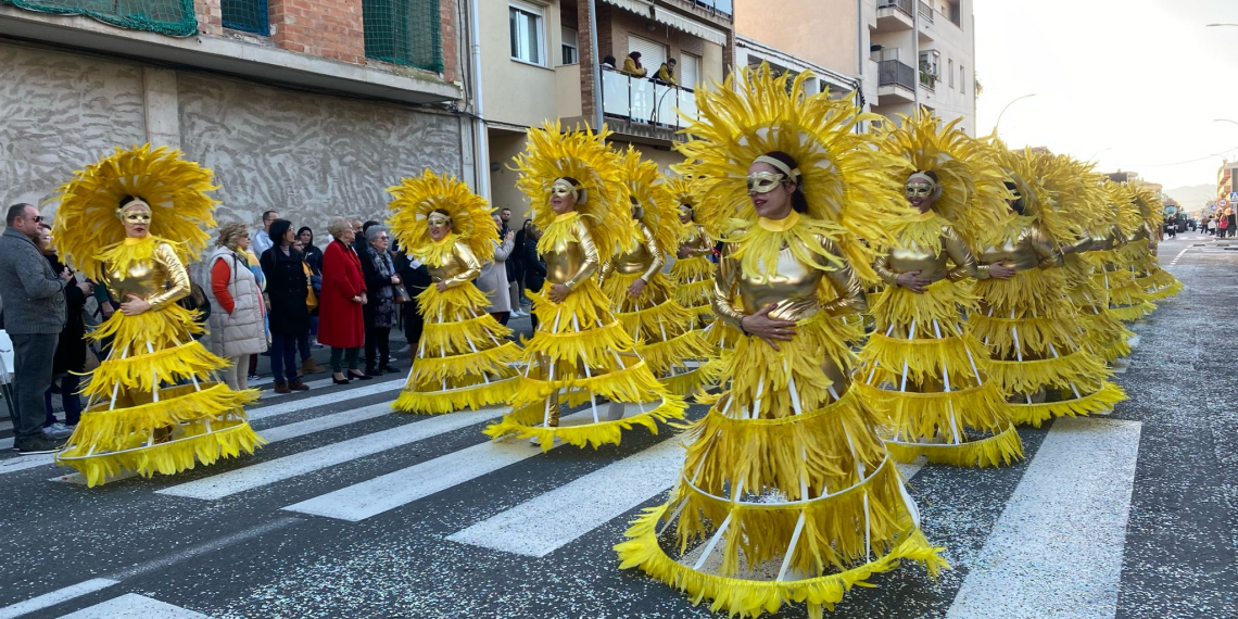 Gairebé un miler de persones i 18 comparses omplen la Rua de Carnaval de Deltebre