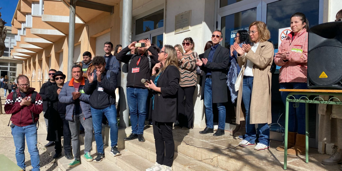Docents de l’Ebre es concentren en rebuig a l’agressió d’un professor a l’institut Terra Alta