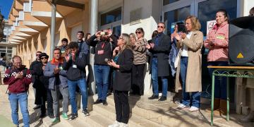 Docents de l’Ebre es concentren en rebuig a l’agressió d’un professor a l’institut Terra Alta