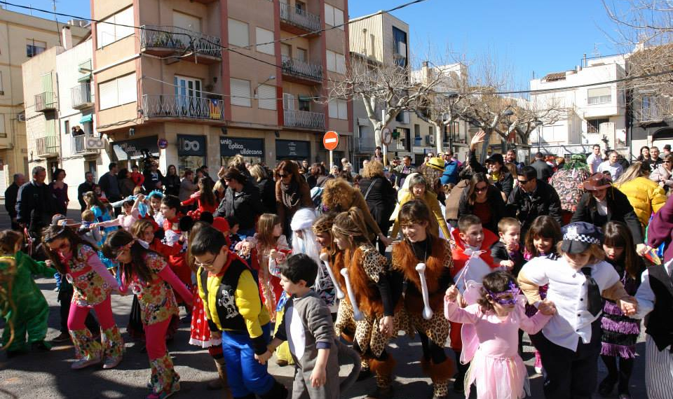 Petits i grans surten al carrer a celebrar el Carnaval d’Ulldecona