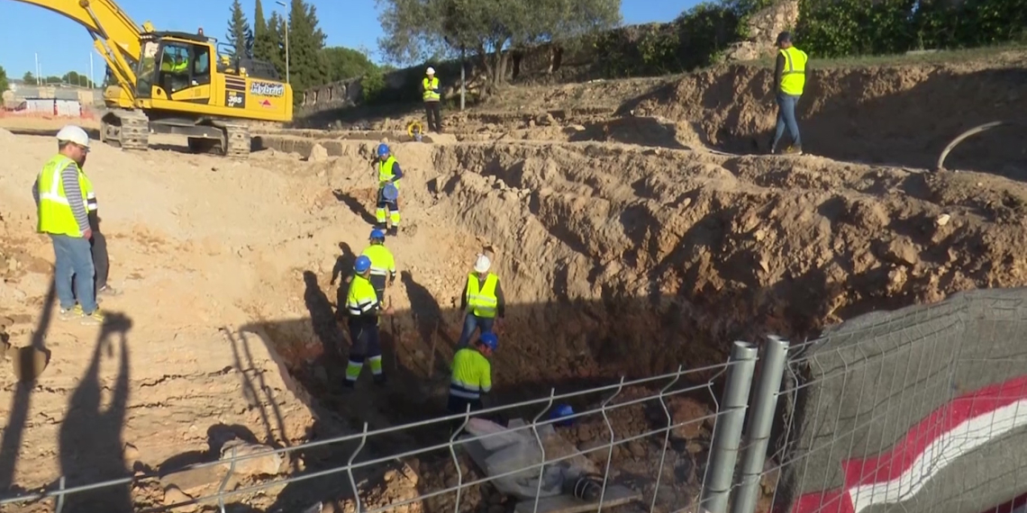 Tortosa repara la canonada que va deixar la ciutat sense aigua durant set hores