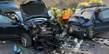 Tres ferits en un xoc frontal entre dos cotxes a la C-12 a Vinebre