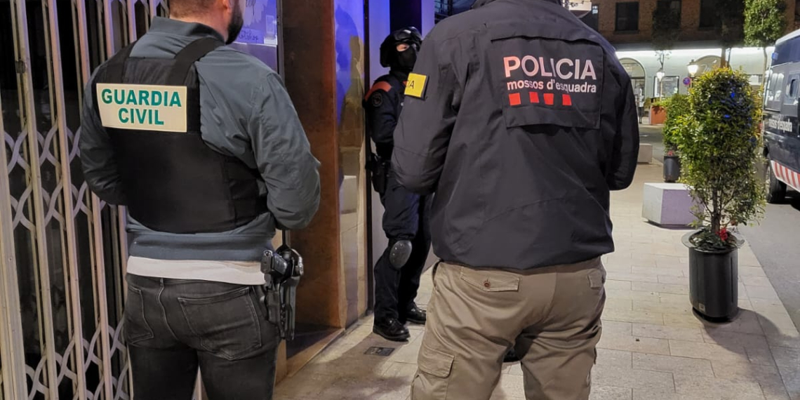 En marxa un dispositiu policial a Móra la Nova per tràfic de drogues i falsificació de moneda