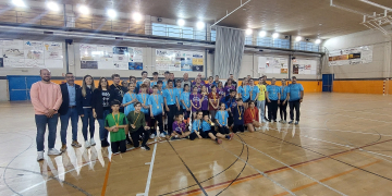 Positiva experiència d’una jornada conjunta de bàdminton escolar i esport popular al Perelló