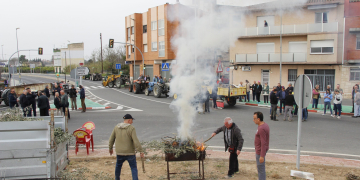 Un centenar de pagesos tallen la C-12 a Jesús contra el cànon ‘indiscriminat’ de l’aigua