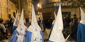 Milers de persones surten al carrer per la processó de la Passió a Tortosa