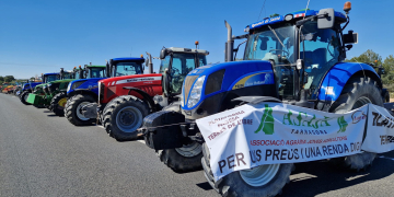 Els pagesos ebrencs tornen a tallar l’AP-7 a l’Ampolla en rebuig als acords de la Taula Agrària