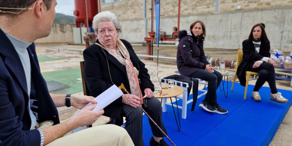 Una nedadora, una arrossera i una remendadora commemoren el 8-M del Consorci d’Aigües de Tarragona