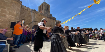 Veïns i visitants omplen els carrers de Caseres per celebrar la XIV Fira del Tocino