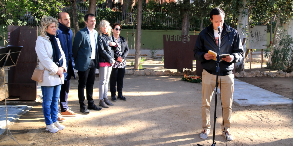 Tortosa homenatja Gerard Vergés amb una ofrena floral per Sant Jordi