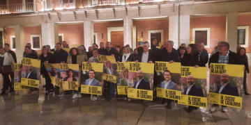 Arrenca la campanya electoral pel 12-M sota la pluja i els paraigües