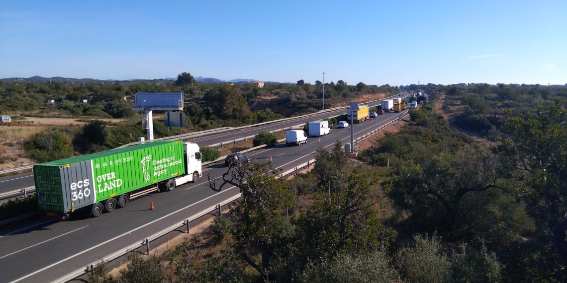 Retencions a l’AP-7 a l’Ampolla per un camió incendiat