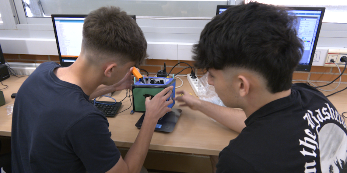 Alumnes de l’Institut Roquetes envien un bacteri a l’estratosfera per analitzar el seu comportament