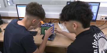 Alumnes de l’Institut Roquetes envien un bacteri a l’estratosfera per analitzar el seu comportament