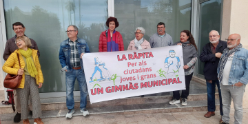 Una quinzena de manifestants reclamen un gimnàs municipal a la Ràpita, però l’Ajuntament reitera que no és viable