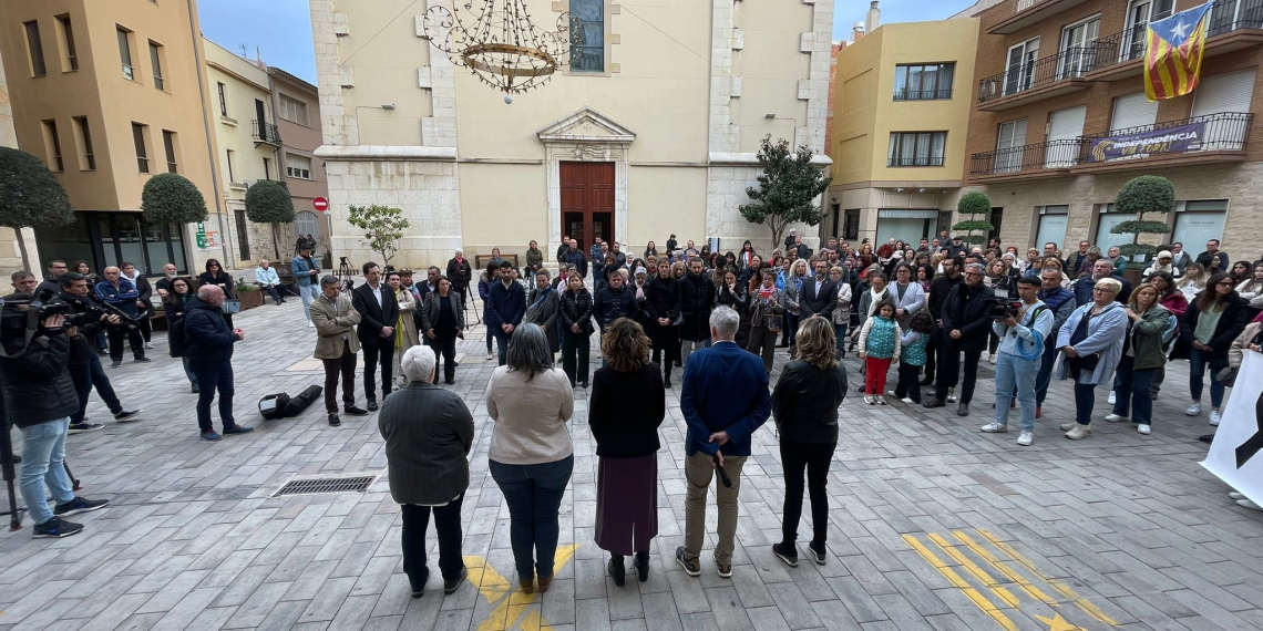 Silenci i dol d’un centenar de persones per condemnar l’assassinat masclista a Amposta