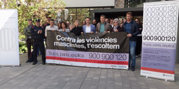 Minut de silenci pel feminicidi a Amposta, a les portes de la delegació del Govern