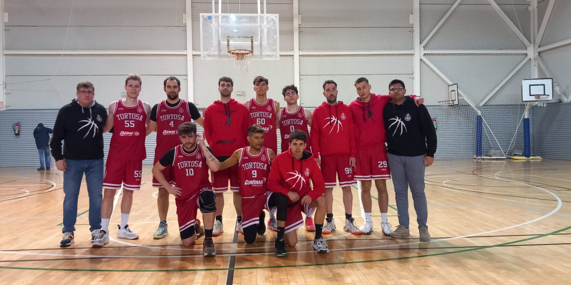 Victòria (53-64) del CB Cantaires-Tortosa a la pista del Vendrell