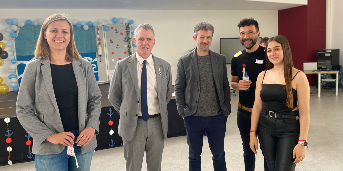 Alumnes de l’IES Montsià lluiten contra la solitud de les persones grans amb la iniciativa ‘Bon dia, compartim?’