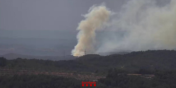 Setze dotacions dels Bombers treballen en un incendi forestal a la Serra de les Fites, a la Terra Alta