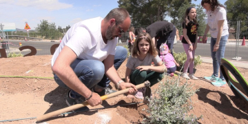 Roquetes engalana la nova rotonda Reserva de la Biosfera amb una plantada popular