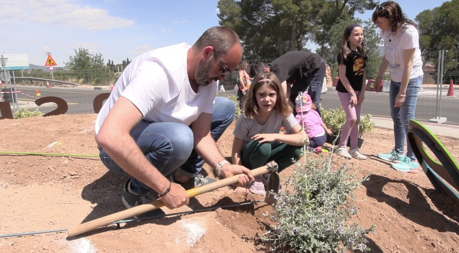 Roquetes engalana la nova rotonda Reserva de la Biosfera amb una plantada popular