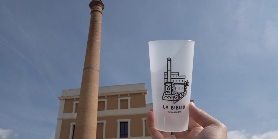 El molí de Cercós i la biblioteca protagonitzen els gots reutilitzables de la Festa del Mercat